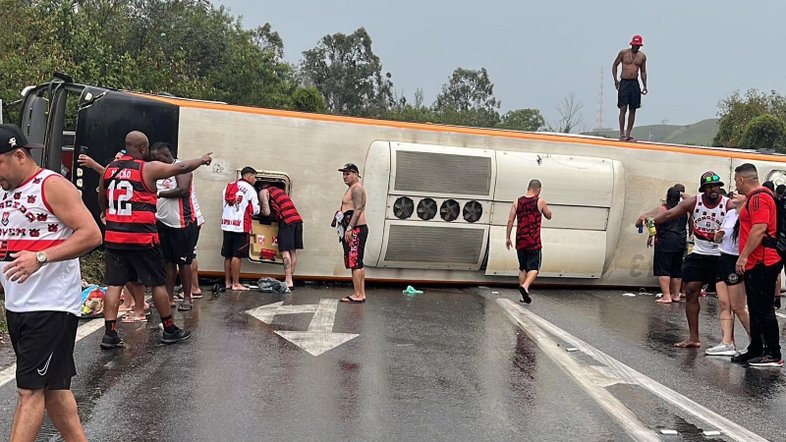 Ônibus com torcedores do Flamengo tomba na Dutra e deixa feridos