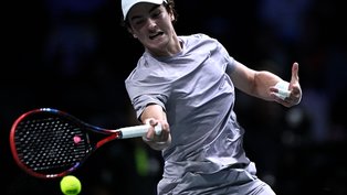 João Fonseca executa devolução de forehand contra o russo Karen Khachanov durante partida de simples masculino no terceiro dia do Masters 1000 de Paris