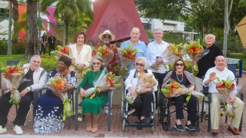Laura Cardoso e outros atores veteranos se reúnem para inaugurar calçada da fama