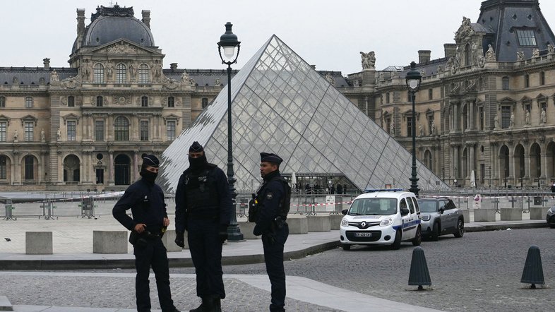 Museu do Louvre foi assaltado na França