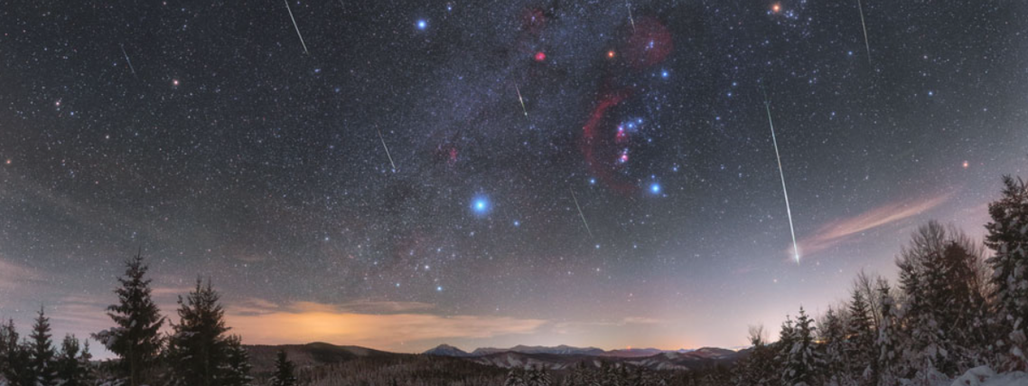 Os rastros de meteoros aparecem quase paralelos porque todos foram lançados por uma rocha espacial até a mesma direção no céu: a Chuva de Meteoros Quadrântidas. Fazendo referência à obsoleta Constelação de Quadrans Muralis - daí o nome Quadrântidas - meteoros agora são considerados originários da Constelação de Bootes (“O Boieiro”), mas o antigo nome permaneceu. Independentemente da designação, todo mês de janeiro a Terra se move através de uma corrente de poeira, cujos pedaços brilham como meteoros à medida que se aquecem na atmosfera terrestre. A imagem em destaque foi tirada em janeiro de 2020, com uma pitoresca paisagem eslovaca nevada