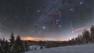 Os rastros de meteoros aparecem quase paralelos porque todos foram lançados por uma rocha espacial até a mesma direção no céu: a Chuva de Meteoros Quadrântidas. Fazendo referência à obsoleta Constelação de Quadrans Muralis - daí o nome Quadrântidas - meteoros agora são considerados originários da Constelação de Bootes (“O Boieiro”), mas o antigo nome permaneceu. Independentemente da designação, todo mês de janeiro a Terra se move através de uma corrente de poeira, cujos pedaços brilham como meteoros à medida que se aquecem na atmosfera terrestre. A imagem em destaque foi tirada em janeiro de 2020, com uma pitoresca paisagem eslovaca nevada
