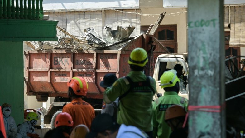 Sobe para 63 o número de mortos por desabamento de escola na Indonésia