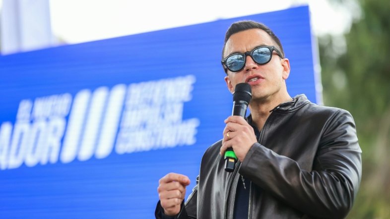 Presidente do Equador sai ileso de ataque a tiros contra sua comitiva