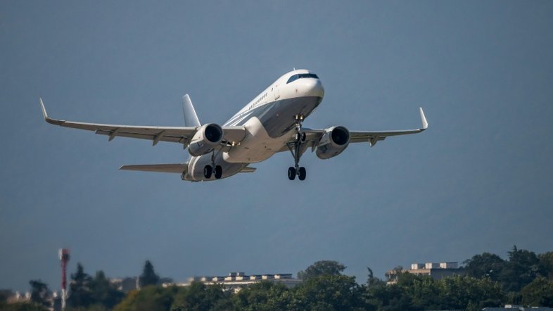 Airbus A320 supera Boeing 737 como avião mais vendido da história