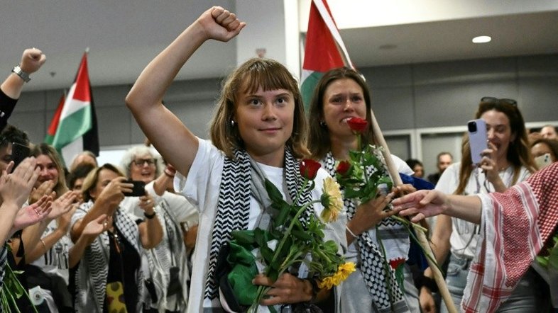 Greta Thunberg: ativista chega à Grécia após ser expulsa de Israel