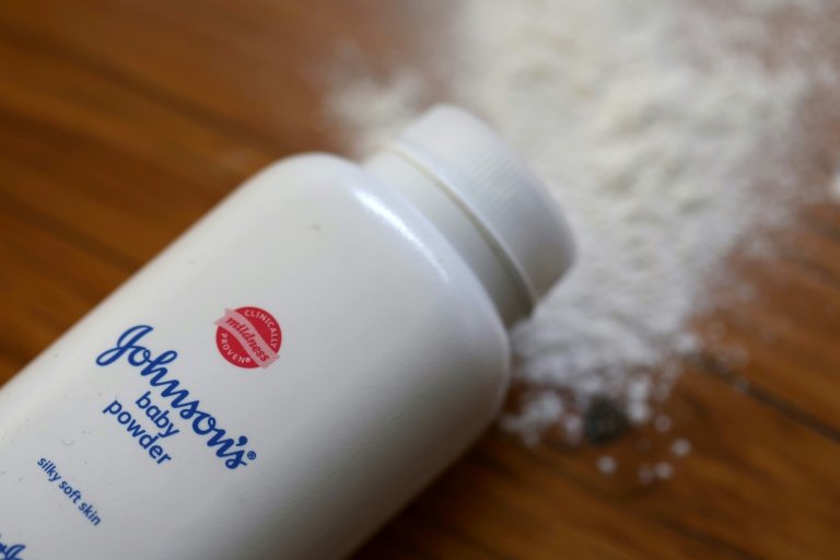 Johnson & Johnson é processada no Reino Unido por talcos suspeitos de causar câncer