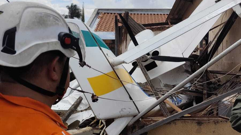 Avião de pequeno porte cai sobre residência em Goiânia