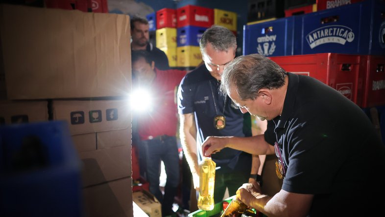 Agentes da vigilância sanitária apreendem bebidas por suspeita de contaminação com metanol