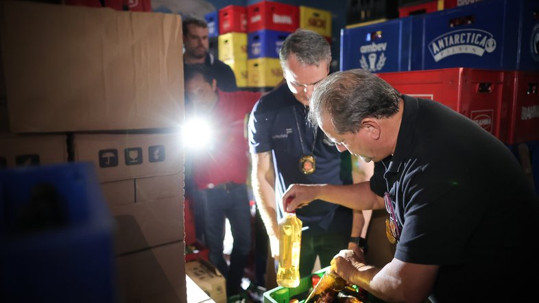 Agentes da vigilância sanitária apreendem bebidas por suspeita de contaminação com metanol