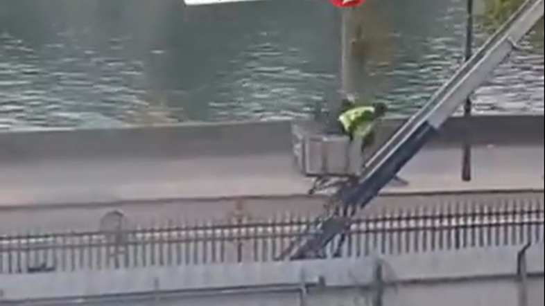 Novas imagens mostram suspeitos fugindo do Louvre após assalto