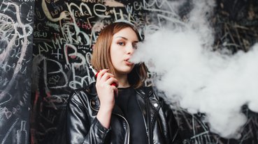 menina-expele-fumaca-apos-um-trago-em-cigarro-eletronico-vape (1)
