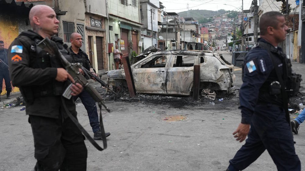 Policiais patrulham rua no Complexo do Alemão, Rio de Janeiro
