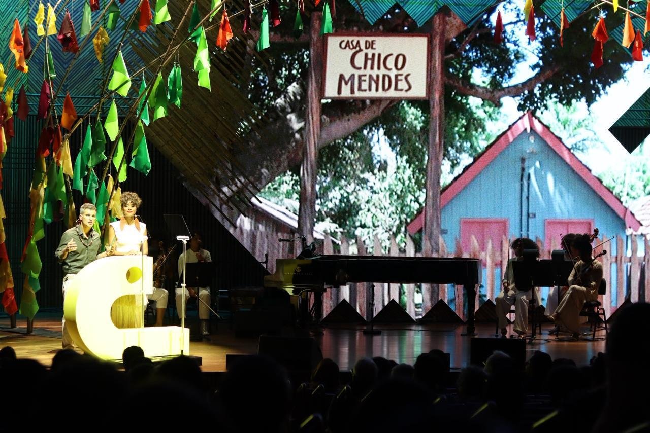 Prêmio Chico Vive emociona com homenagens e apresentação de Bruno Gagliasso 2 Prêmio Chico Vive emociona com homenagens e apresentação de Bruno Gagliasso