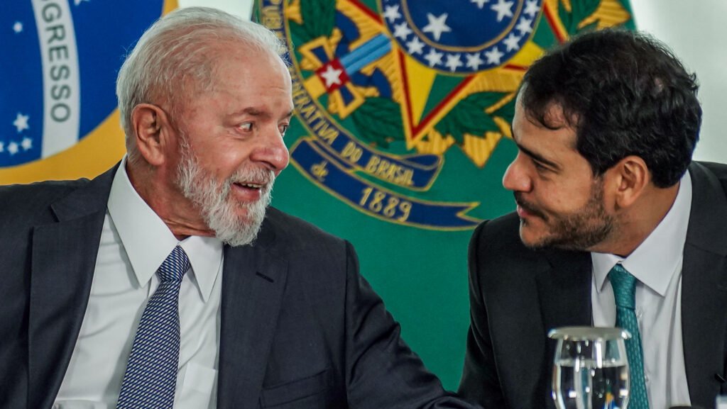 O presidente Luiz Inácio Lula da Silva, (e) conversa com Jorge Messias (d), indicado ao STF