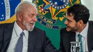 O presidente Luiz Inácio Lula da Silva, (e) conversa com Jorge Messias (d), cotado ao STF