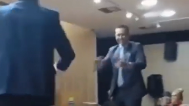 Vídeo: vereadores de São Caetano dançam em cima de mesas ao som de música de Elvis