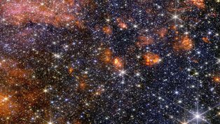 Estrelas, gás e poeira cósmica na Nuvem Molecular Sagittarius B2 brilham em luz infravermelha próxima, capturada pelo Telescópio Espacial James Webb. Nessa luz, observa-se mais das estrelas diversas e coloridas da região, mas menos de sua estrutura de gás e poeira. Cada um dos instrumentos do Webb fornece informações importantes que ajudam a construir uma imagem mais completa do que está acontecendo nesta intrigante porção do centro da nossa galáxia. A Nuvem Molecular Sagittarius B2 fica a cerca de 27 mil anos-luz da Terra, na direção da Constelação de Sagitário