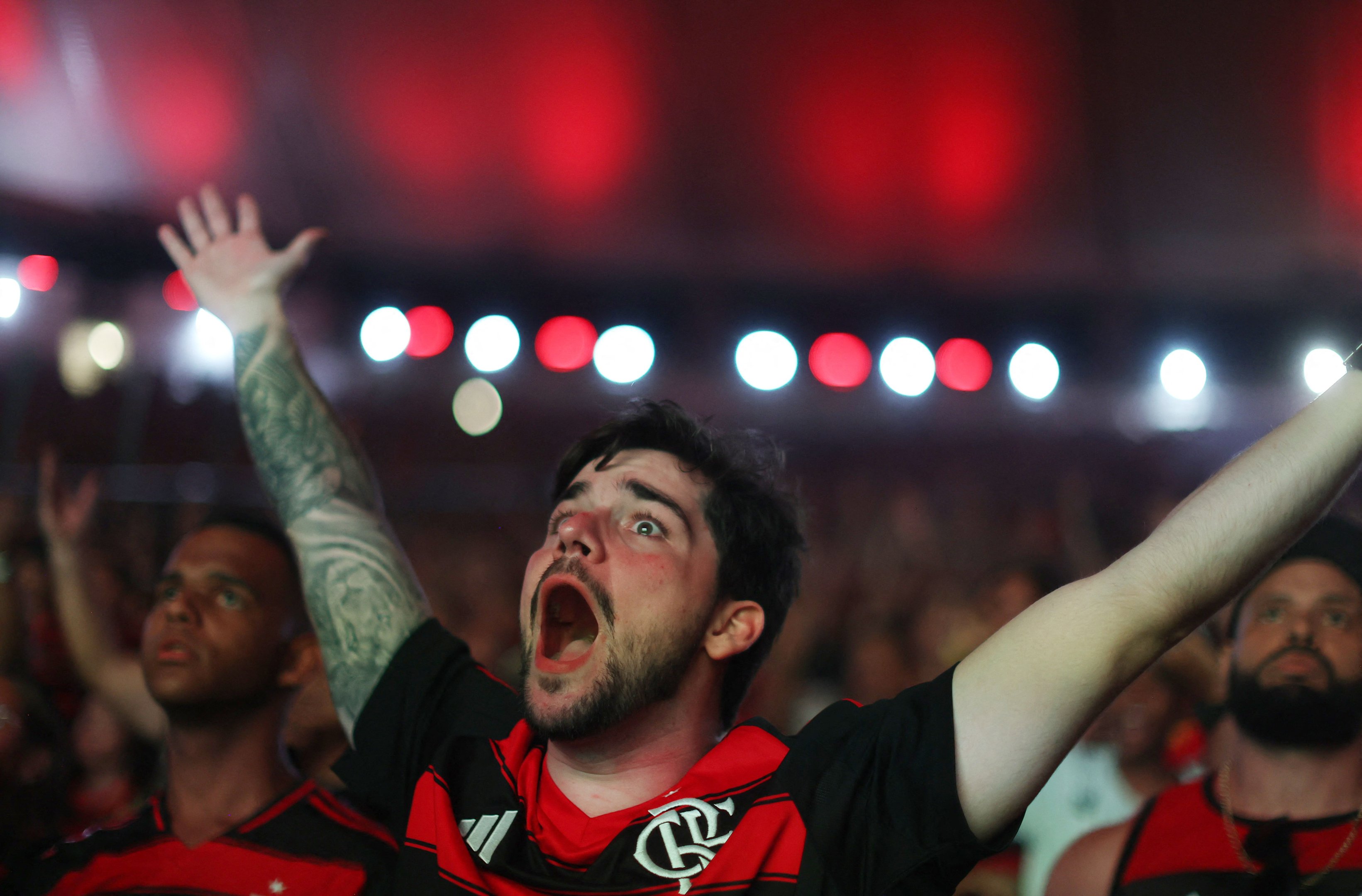 Torcedor do Flamengo comemora no Maracanã, onde multidão acompanhou a final via telão