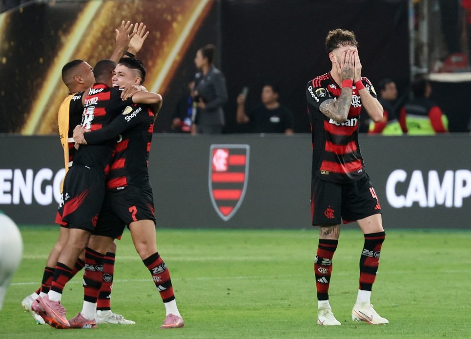 Léo Pereira e Luiz Araújo, do Flamengo, comemoram após vencerem a Copa Libertadores