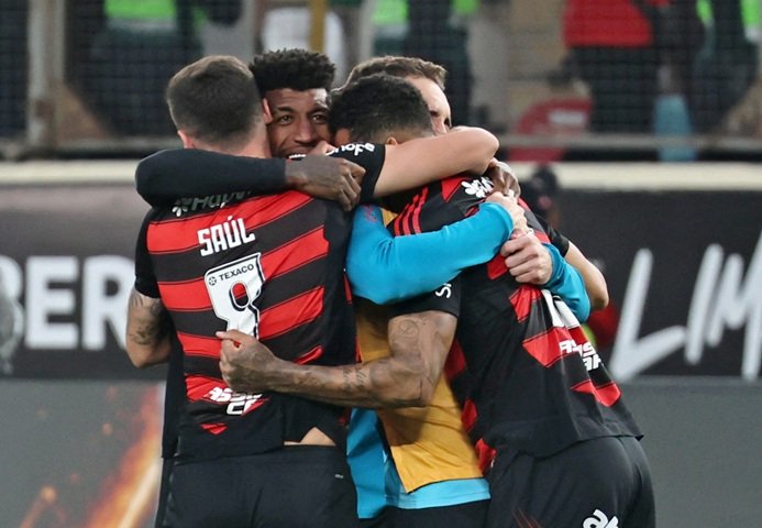 Saúl Ñíguez, do Flamengo, comemora com os companheiros de equipe após vencer a Copa Libertadores