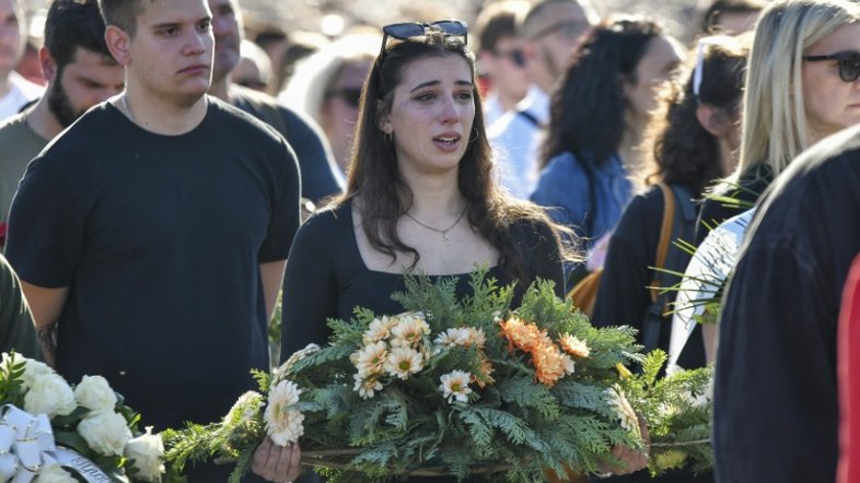 Milhares protestam na Sérvia no aniversário do desabamento de estação de trem
