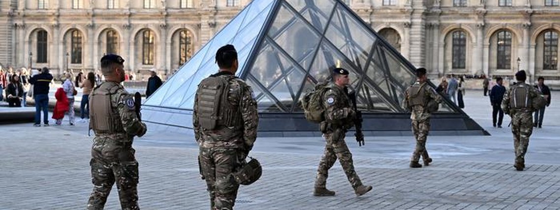Autoridades após roubo do Museu do Louvre, em Paris