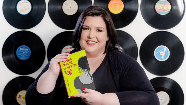 A advogada e roteirista Mariana de Azambuja Cardoso exibe 'Coisas que Me Lembram Você', seu romance de estreia