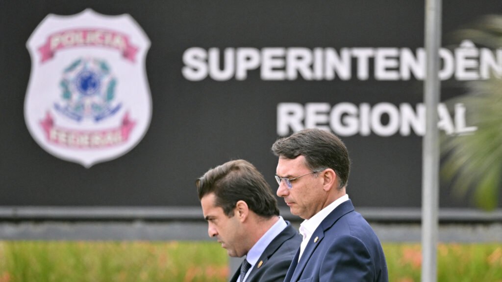 Senador Flávio Bolsonaro visita o pai preso na Superintendência da PF, em Brasília