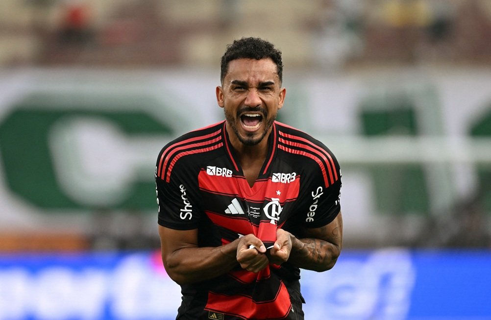 "O zagueiro #13 do Flamengo, Danilo, comemora a marcação do primeiro gol de sua equipe durante a final brasileira da Copa Libertadores de futebol entre Palmeiras e Flamengo no estádio Monumental 'U' Marathon, em Lima,