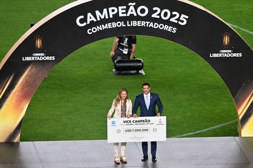 A presidente do Palmeiras, Leila Pereira (E), recebe o prêmio de segundo lugar do presidente da Confederação Brasileira de Futebol (CBF), Samir Xaud (D), durante a cerimônia de premiação da final brasileira da Copa Libertadores de futebol entre Palmeiras e Flamengo no estádio Monumental 'U' Marathon, em Lima