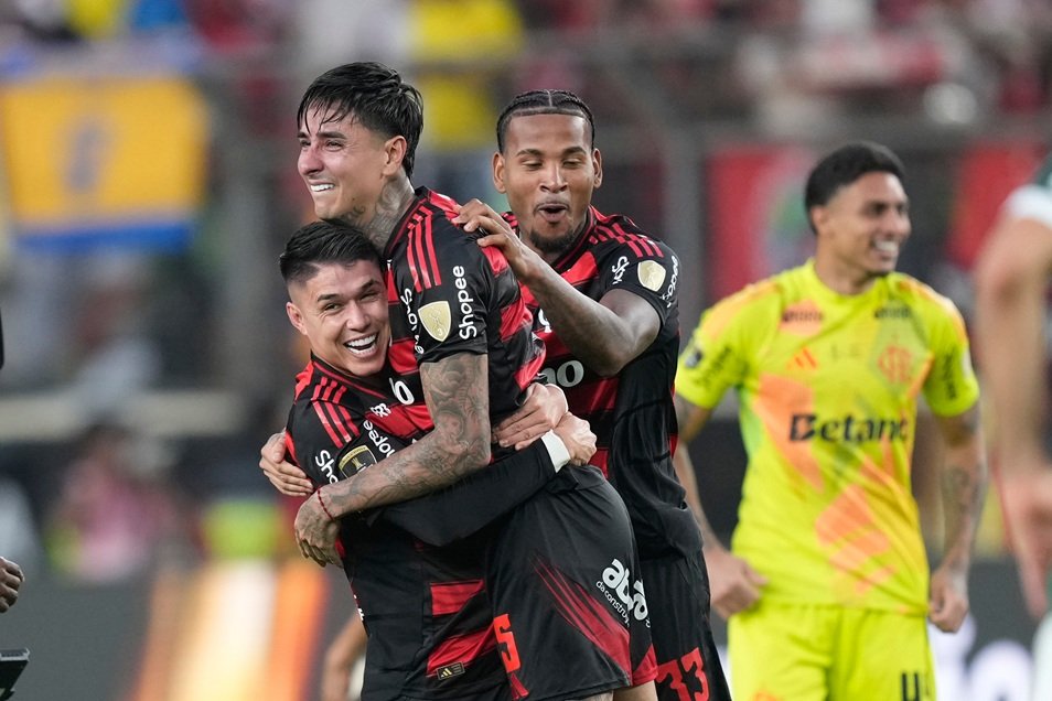 Jogadores do Flamengo, do Brasil, comemoram após derrotar o Palmeiras, do Brasil, na partida final da Copa Libertadores de futebol em Lima