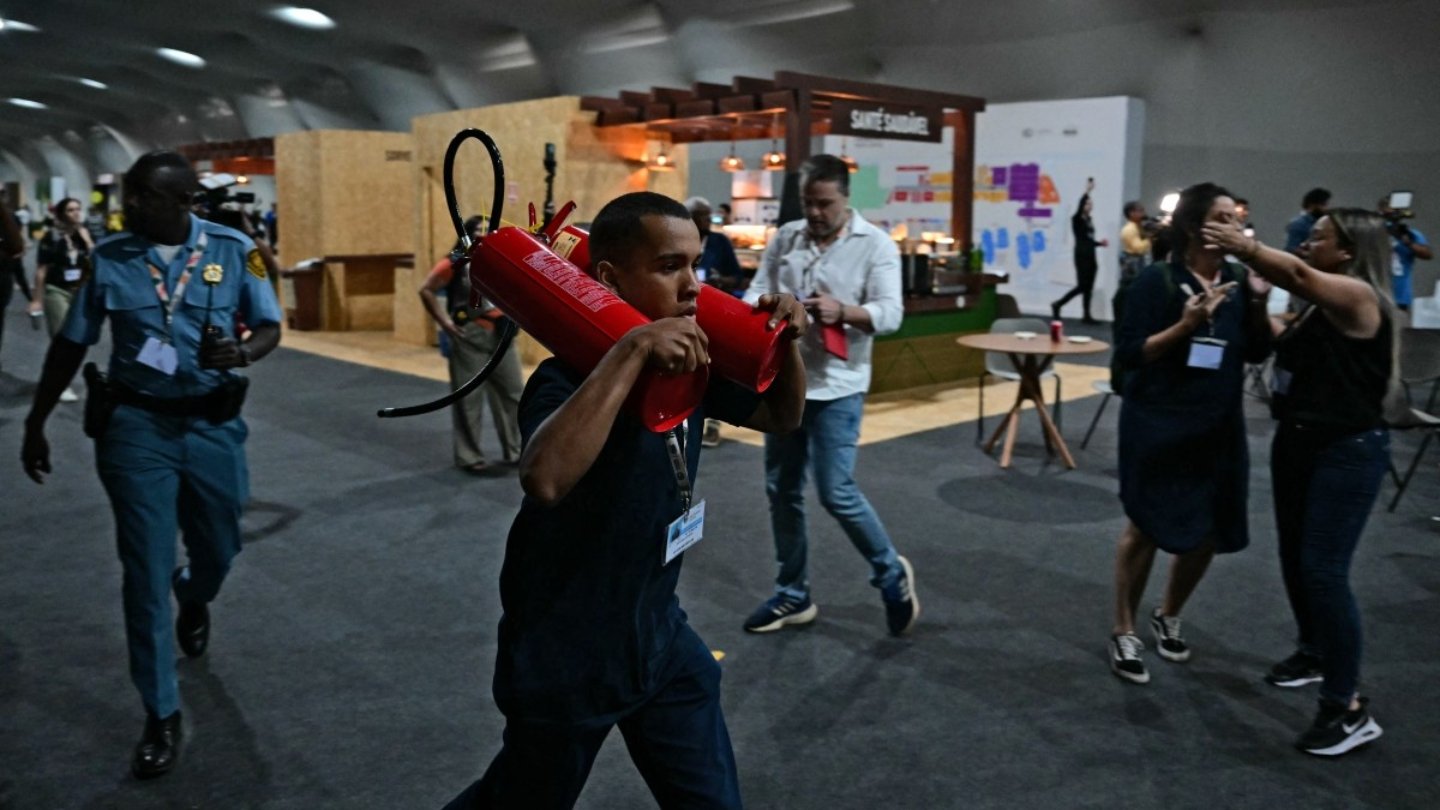 Equipes indo conter as chamas 