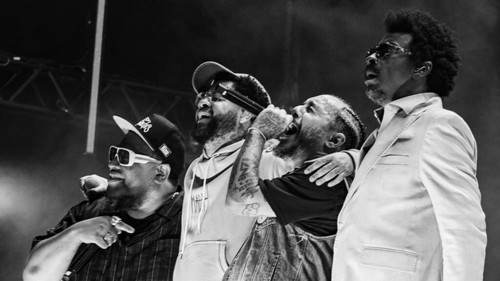 Da esquerda para a direita: BNegão, Emicida, Marcelo D2 e Seu Jorge no show do Planet Hemp em São Paulo, em 15 de novembro de 2025