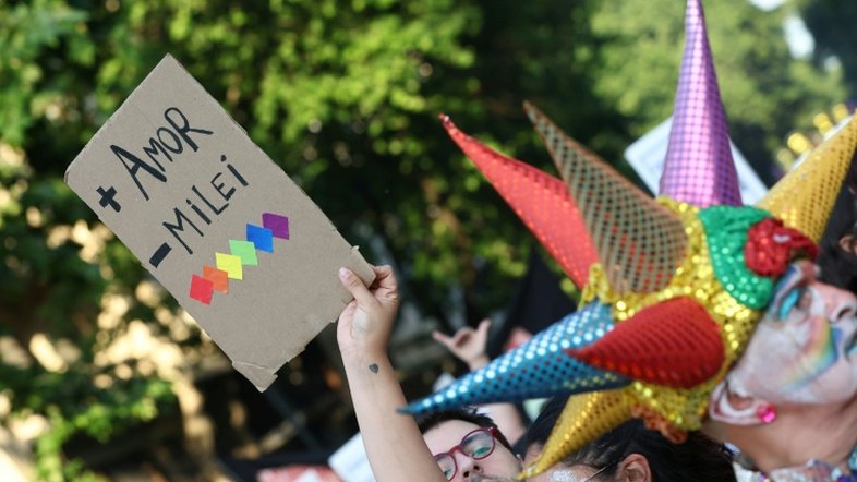 Milhares marcham na Argentina por direitos LGBTQ e contra políticas de Milei