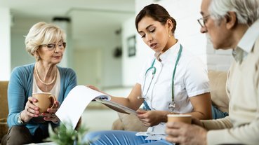 casal-de-idosos-e-atendido-por-medica