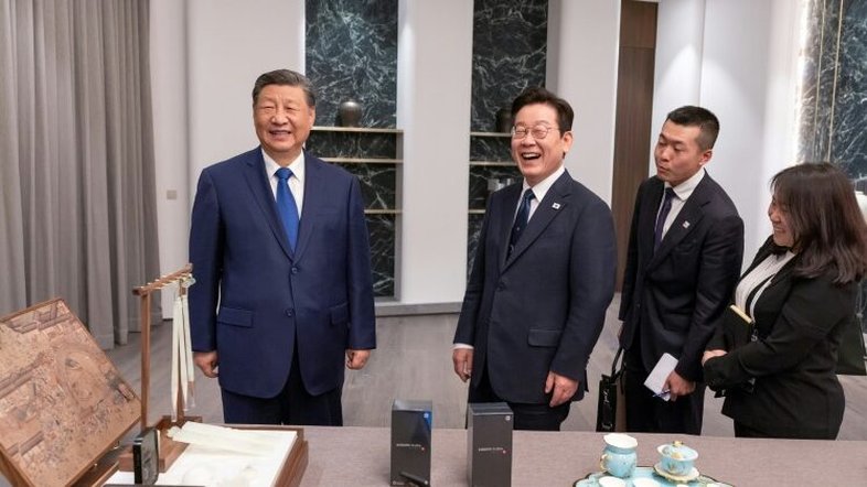 Xi faz piada sobre espionagem ao presentear presidente sul-coreano