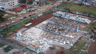 Cidade de Rio Bonito, no Paraná, destruída por tornado