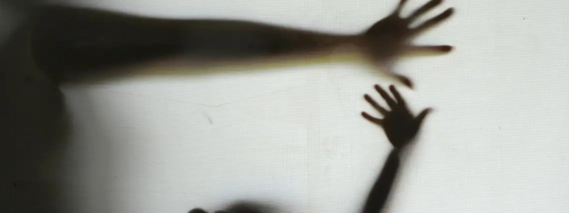 Imagem ilustrativa de violência: projeto cria entraves para acesso ao aborto legal