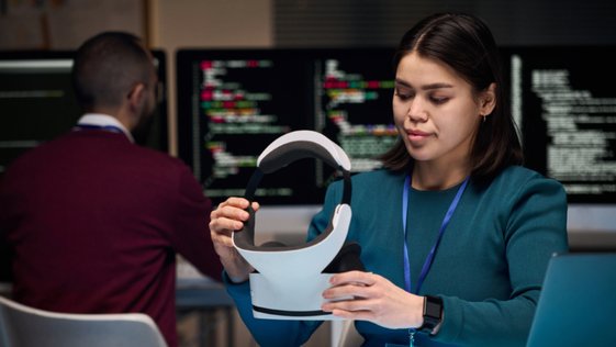 woman-working-on-vr-tech-2025-03-18-22-19-28-utc-1-770x433 (1)