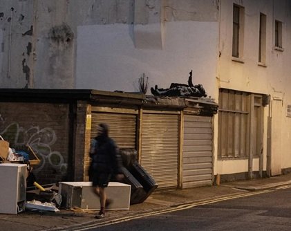 Artista de rua Banksy revela novo mural em Londres