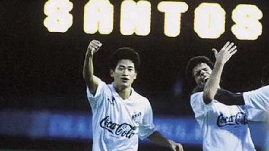 Ao lado de Paulinho McLaren, Kazu comemora gol contra o Palmeiras