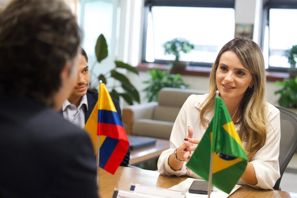 A vereadora de São Paulo em encontro com o prefeito de Medellín, na Colômbia
