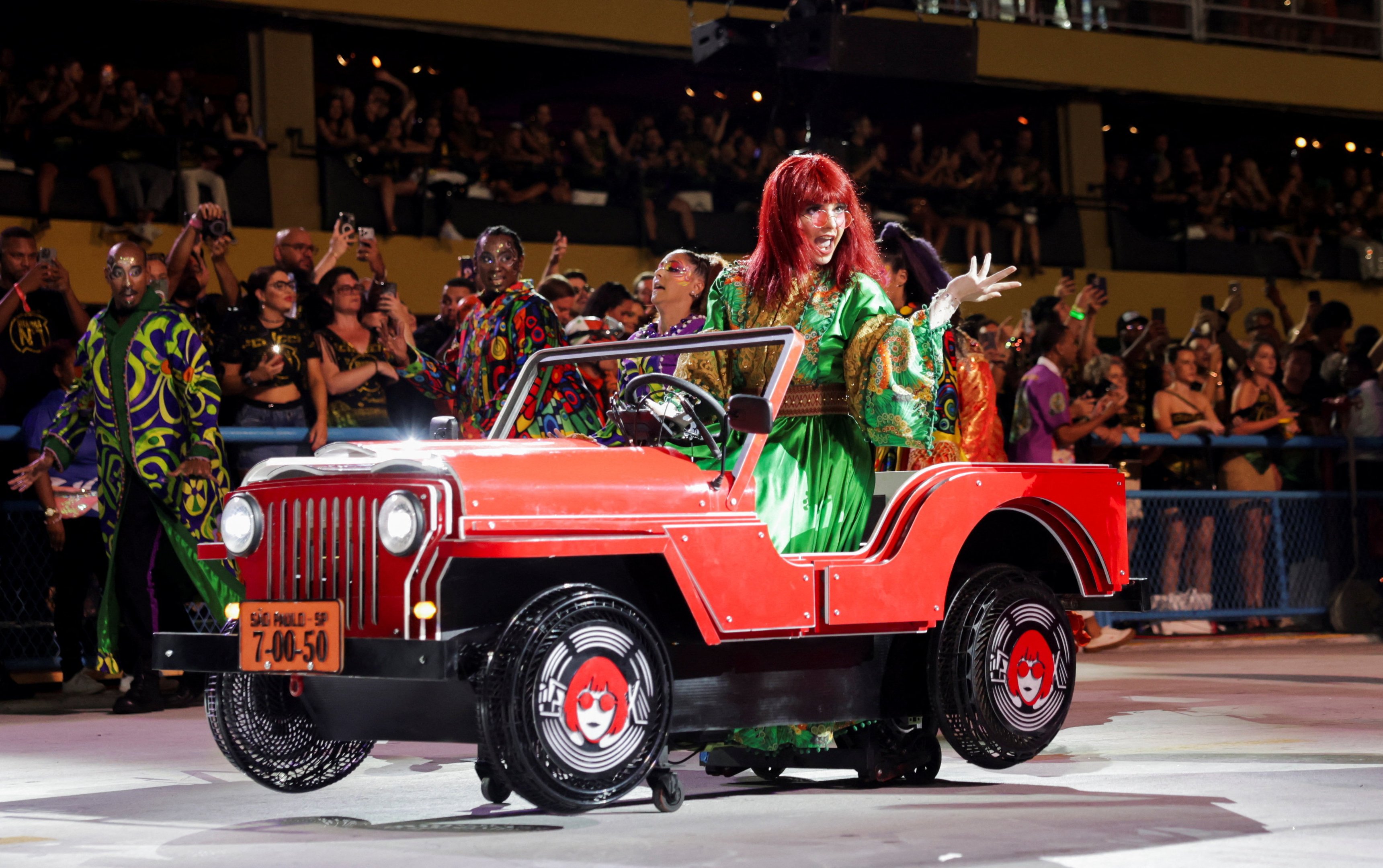 Mocidade Abriu a segunda noite de desfiles no Rio de Janeiro com uma homenagem à cantora Rita Lee