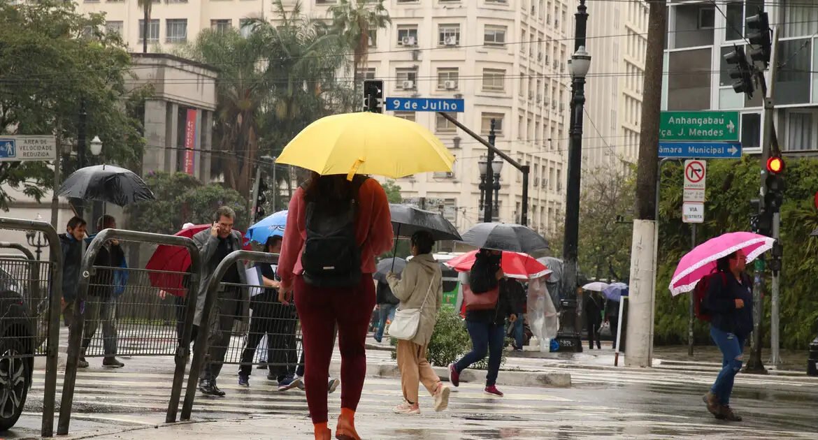 São Paulo tem sexta de sol entre nuvens e pancadas isoladas de chuva; veja previsão