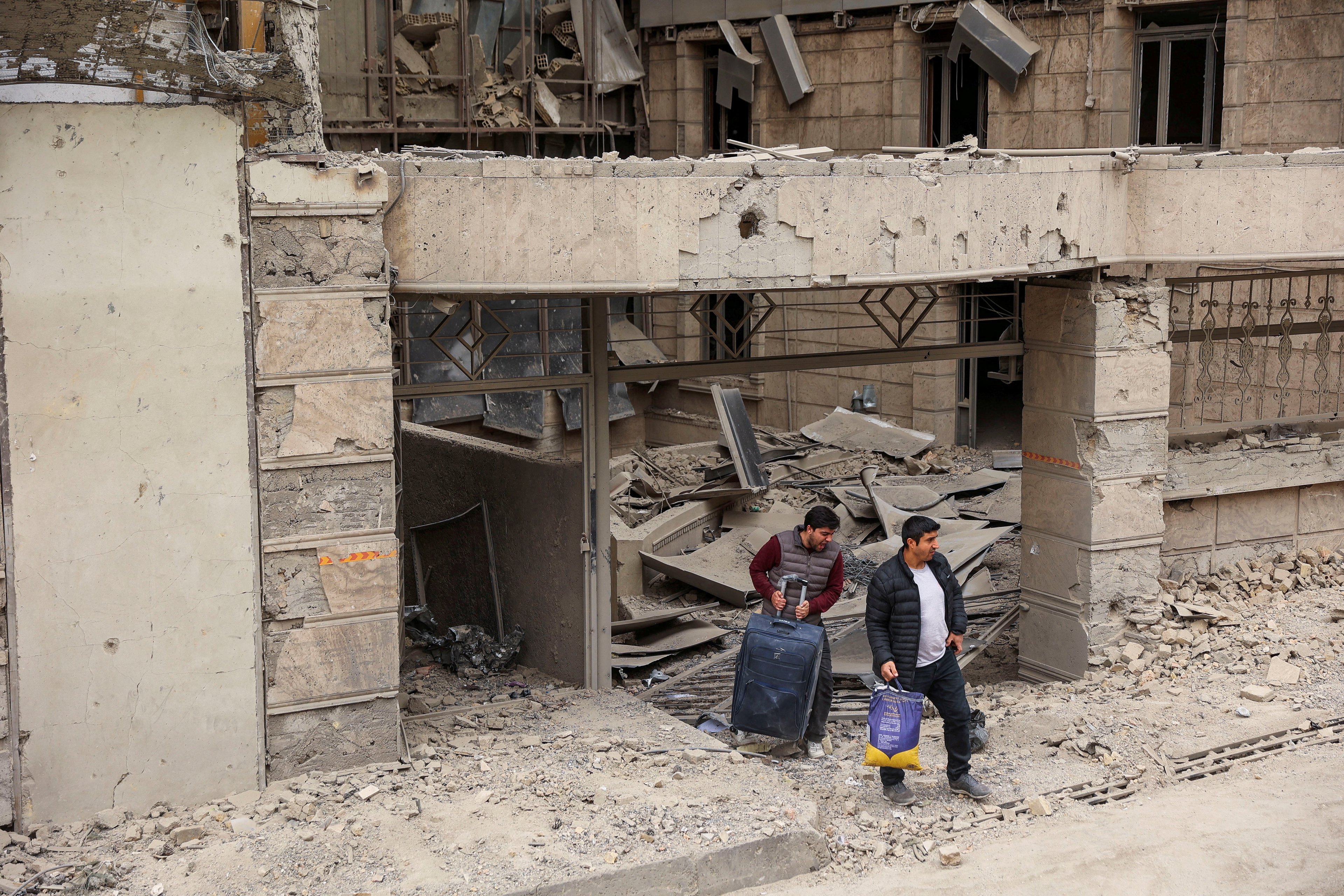 População retira seus pertences de prédio bombardeado pelos Estados Unidos e Israel em Teerã