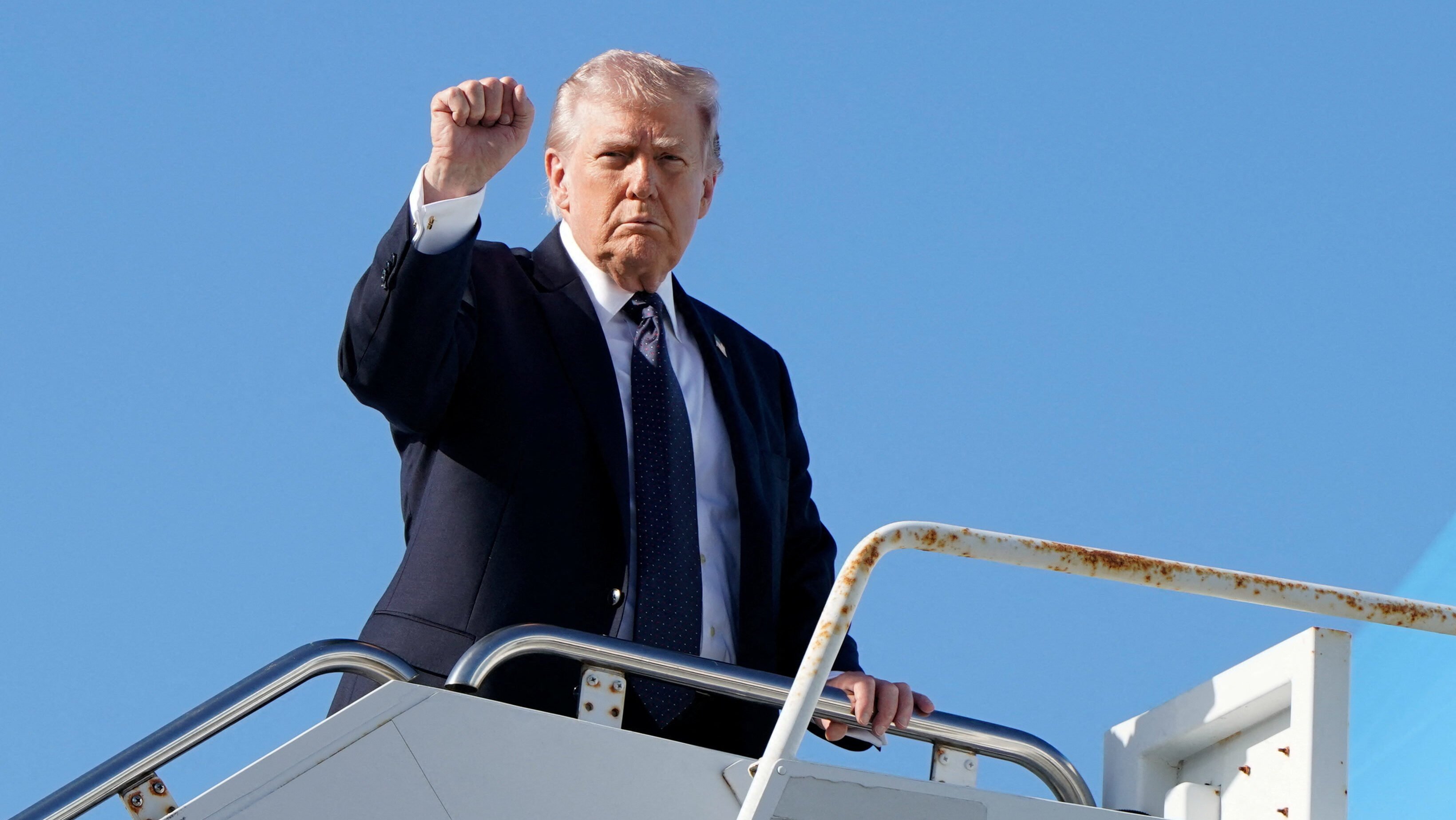 Presidente dos EUA, Donald Trump, embarca no avião presidencial Força Aérea Um em West Palm Beach, no Estado norte-americano da Flórida