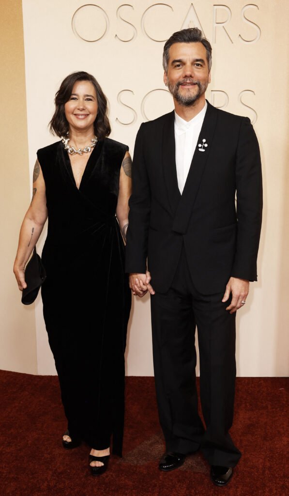 Wagner Moura e Sandra Delgado posam no tapete vermelho durante a chegada ao Oscar na 98ª edição do Academy Awards em Hollywood