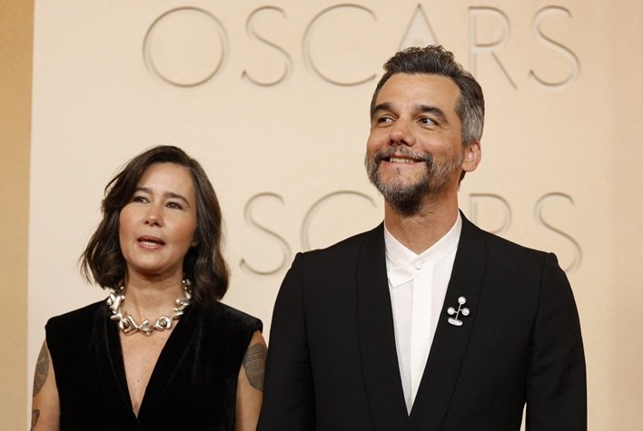 Wagner Moura e Sandra Delgado posam no tapete vermelho durante a chegada ao Oscar na 98ª edição do Academy Awards em Hollywood