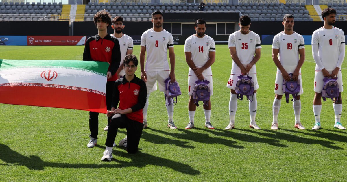 Jogadores iranianos de futebol seguram mochilas escolares em protesto